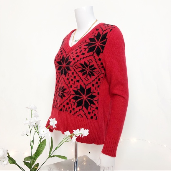 Red sweater with geometric design - Picture 2 of 4